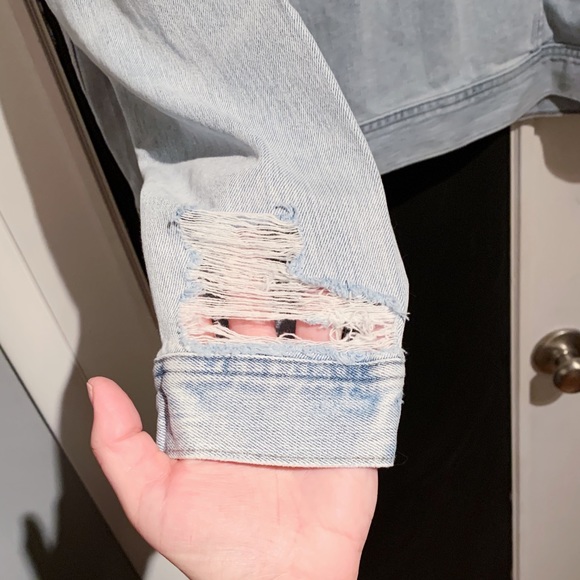 AE Distressed Light Denim Jacket - Picture 9 of 9